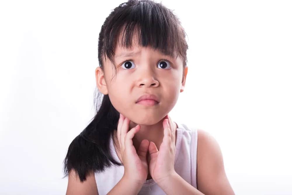 Skuteczne sposoby na ból gardła u dziecka, które naprawdę działają