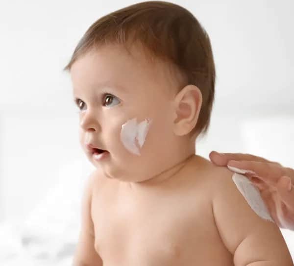 Czym smarować buzię niemowlaka? Skuteczna pielęgnacja skóry