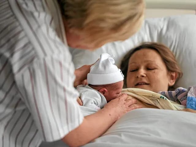 Czy w szpitalu można odmówić karmienia piersią? Prawa matki