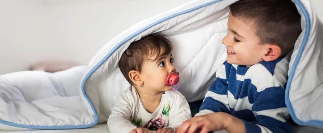 Jaka kołdra dla niemowlaka? 7 kluczowych porad dla rodziców