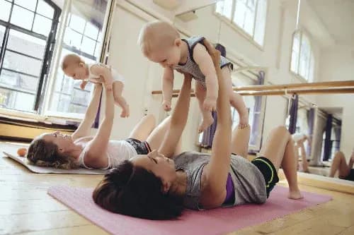 Kiedy zacząć ćwiczenia po porodzie? Bezpieczne opcje dla mam Kiedy zacząć ćwiczenia po porodzie? Bezpieczne opcje dla mam