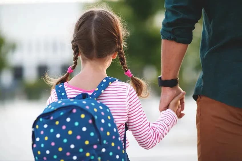 Kiedy dziecko może samo chodzić do szkoły? Ważne wskazówki