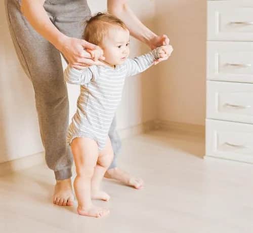 W jakim wieku dziecko zaczyna chodzić? Odkryj ważne wskazówki rozwojowe