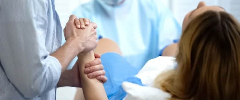 Czy nacięcie krocza podczas porodu boli? Fakty i mity