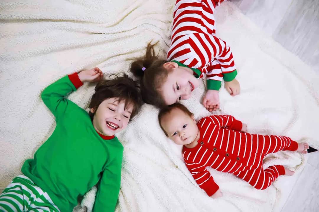 Senne opowieści i małe osobowości: jak piżamki wspierają dziecięcy świat