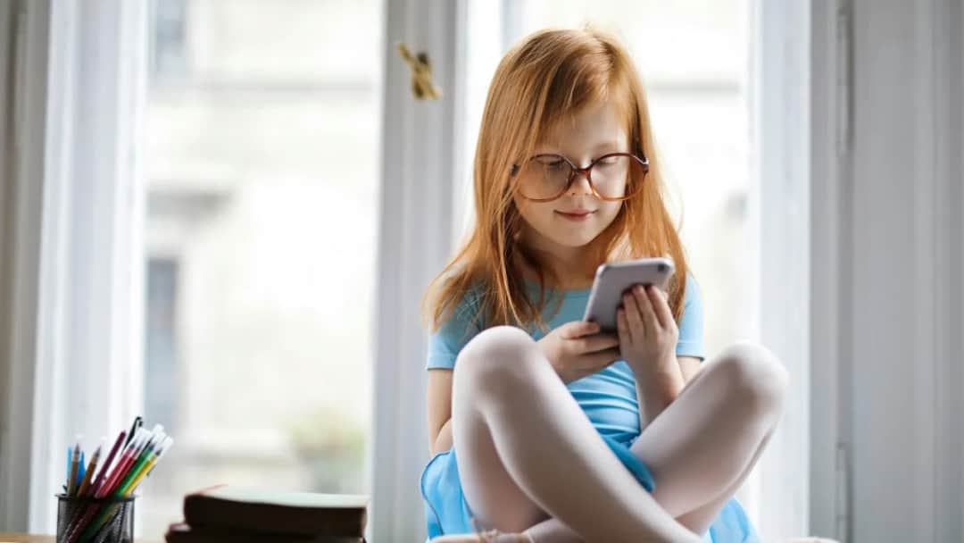 Jaki tel dla dziecka – wybierz najlepszy, bezpieczny i tani model